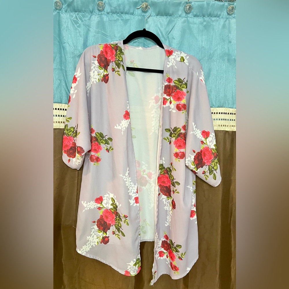 Lavender floral kimono, size medium.